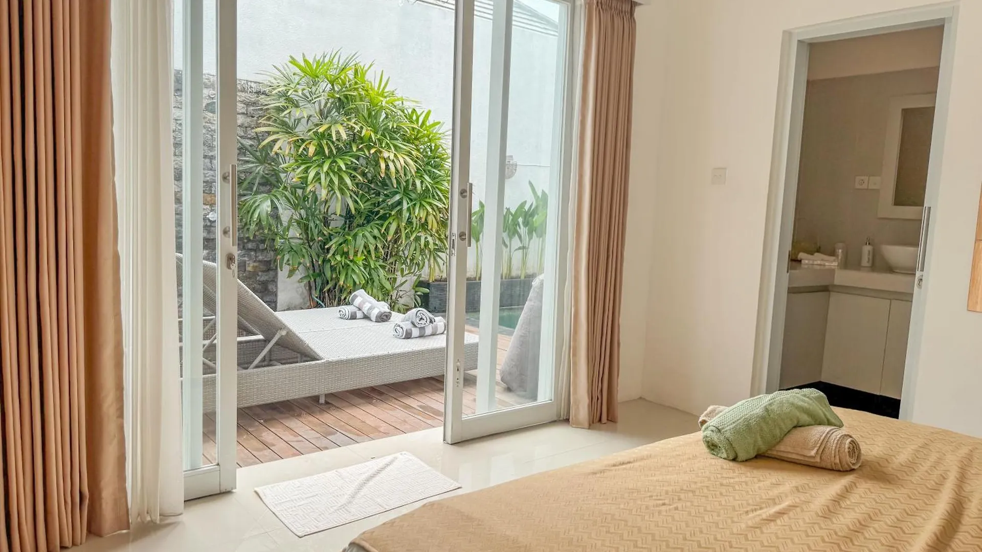 Casa De Three Seminyak Beach 0*,  Indonezja
